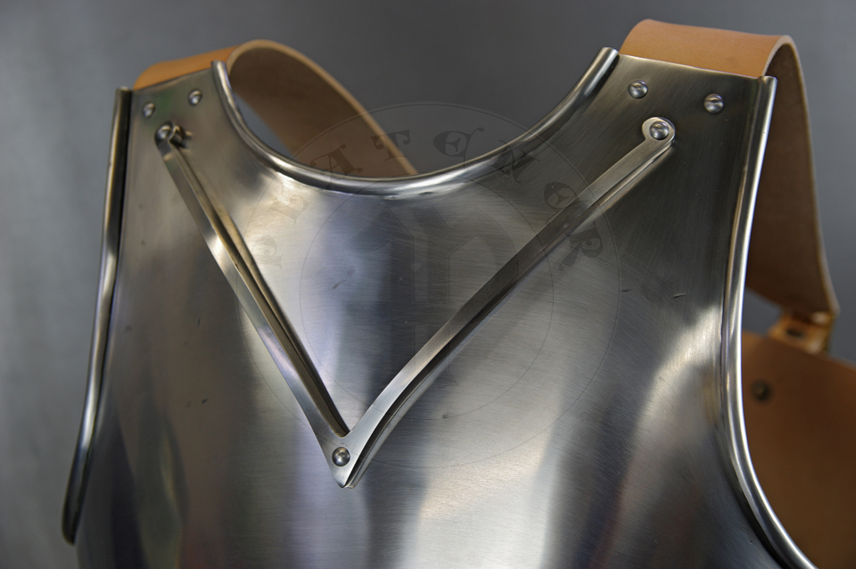 Breastplate based on Churburg CH14 piece. Forged V-shaped stop rib to deflect the points of weapons away from the neck. Material: hot forged 2 mm medium carbon steel. Heat hardened and tempered up to 42 HRC./ Napiernik wzorowany na ezgemplarzu z Churburga CH14. Materia: kuta na gorco stal redniowglowa o gruboci 2 mm. Kuta w ksztacie V ochrona szyi. Hartowany i odpuszczany do 42 HRC.